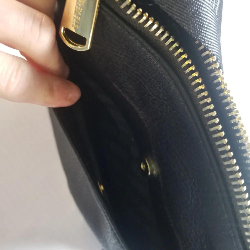 STEVE MADDEN CROSSBODY PURSE BLACK AND GOLD MULTI POCKETS